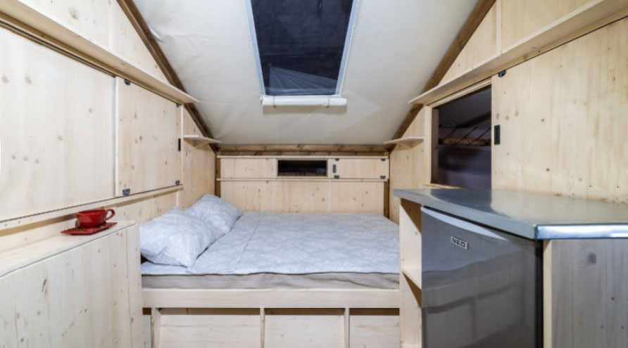 
 llit de matrimoni i persianes corredisses reals