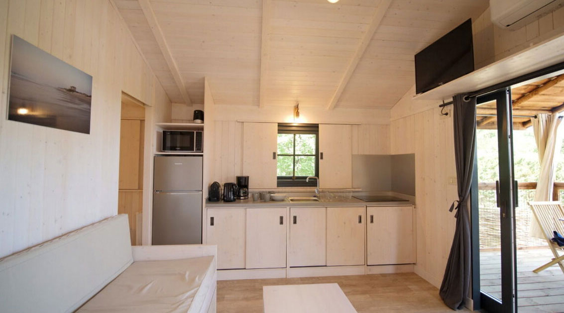 dona-directament-terrassa-de-fusta